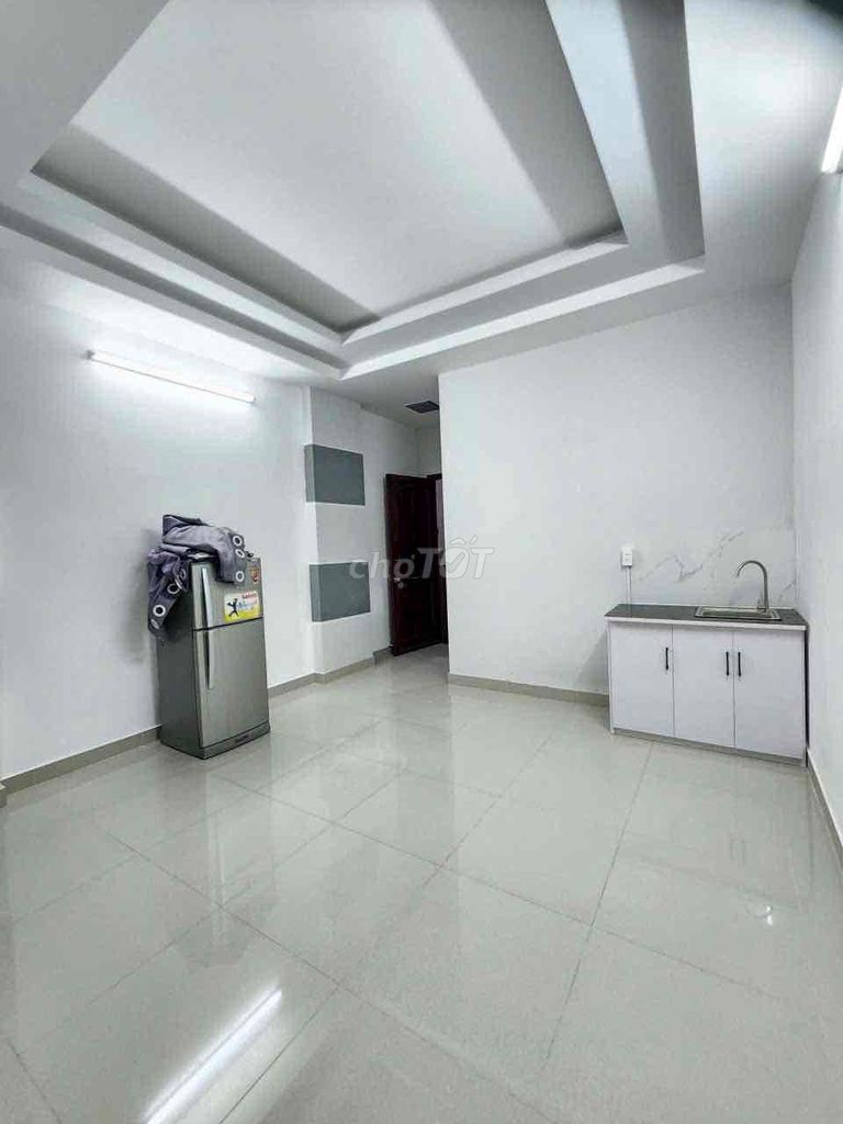 Rent a new house. Seven bedrooms. Seven toilets. One-thirty-three floors.