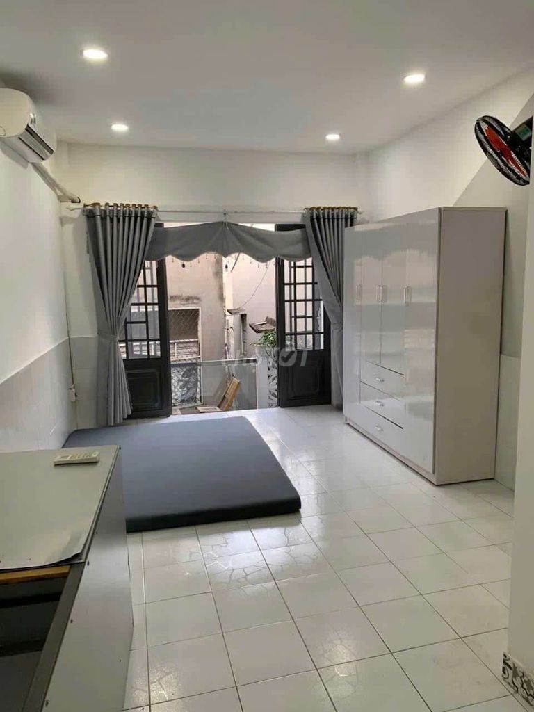 Rent a three-story Đinh Bộ Lĩnh-- two bedrooms-- three toilets-- 12 million a month.