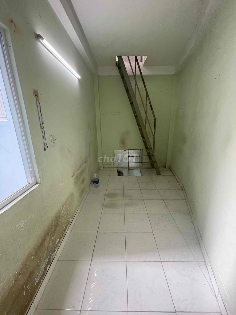 Rent the entire apartment - 1 st floor with a parking alley
