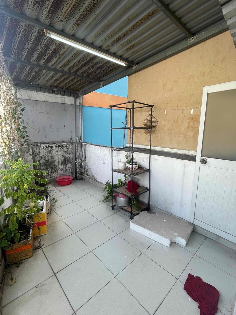 Rent the entire apartment - 1 st floor with a parking alley