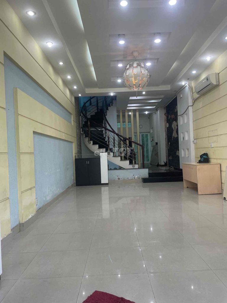 Down 5 million-to-1 5 bedrooms-- 3 floors-- Car yard-- 12-15 million-to-1.
