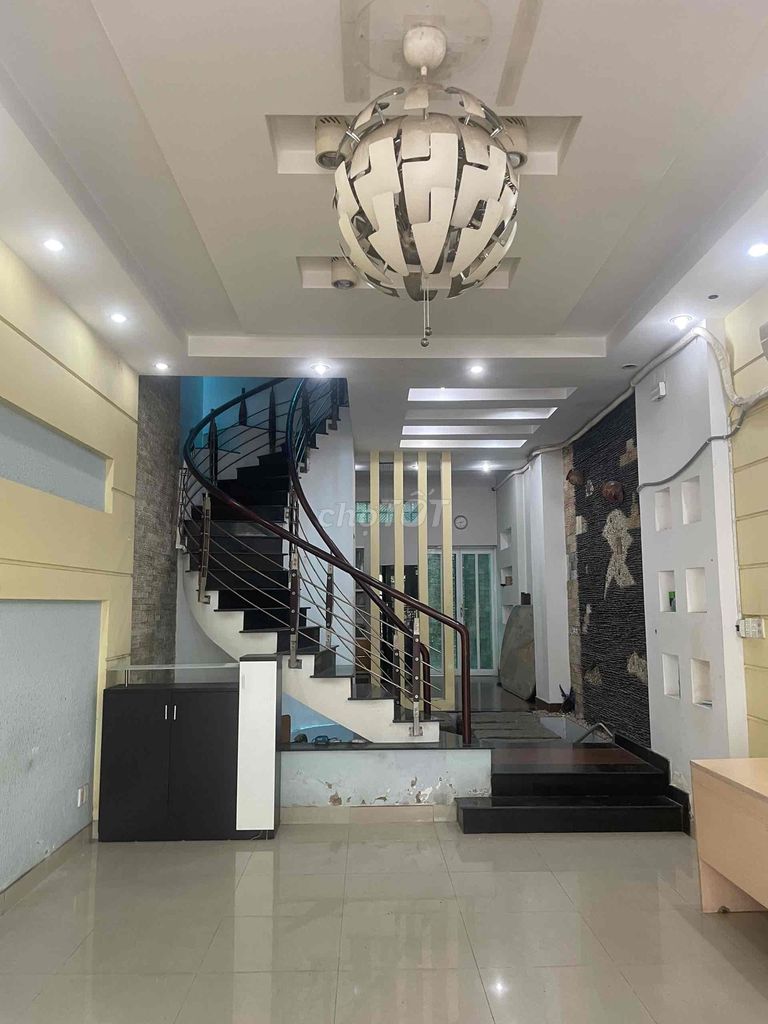 Down 5 million-to-1 5 bedrooms-- 3 floors-- Car yard-- 12-15 million-to-1.