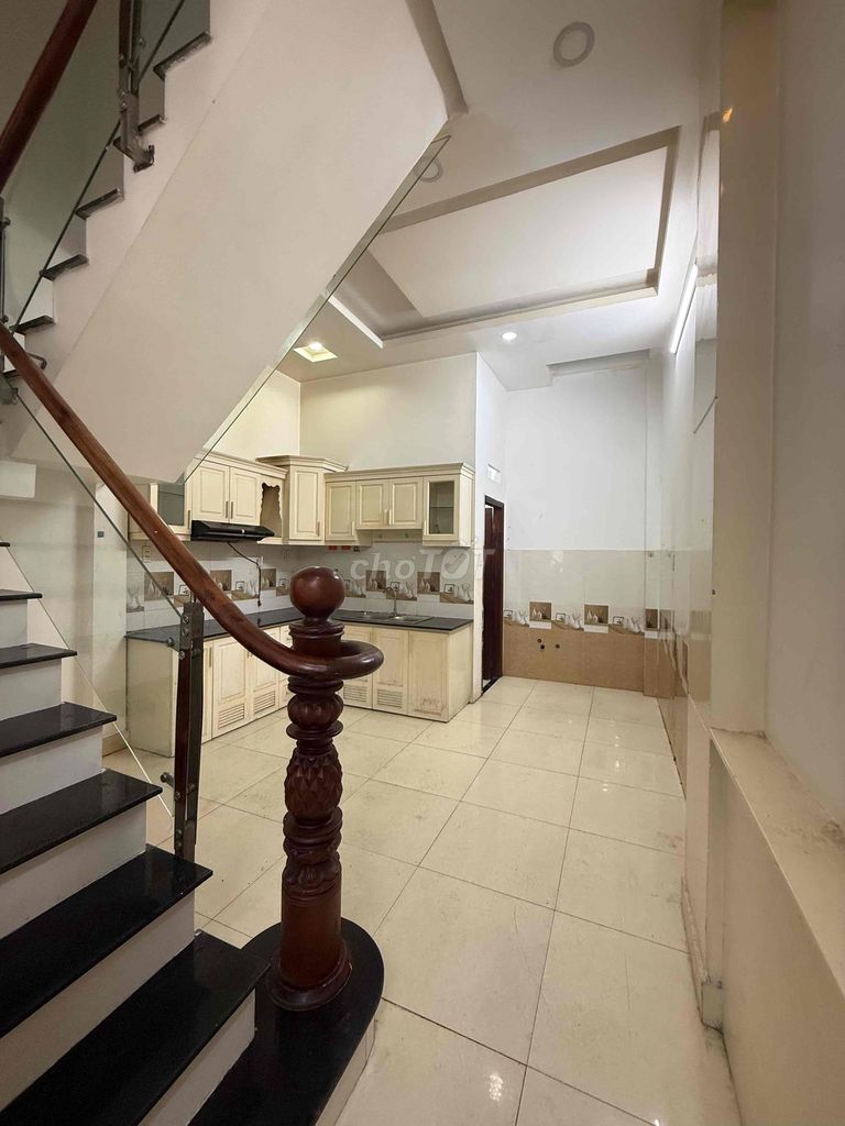 4 x 13m 4th floor bedroom 3 toilets suitable for the business onl