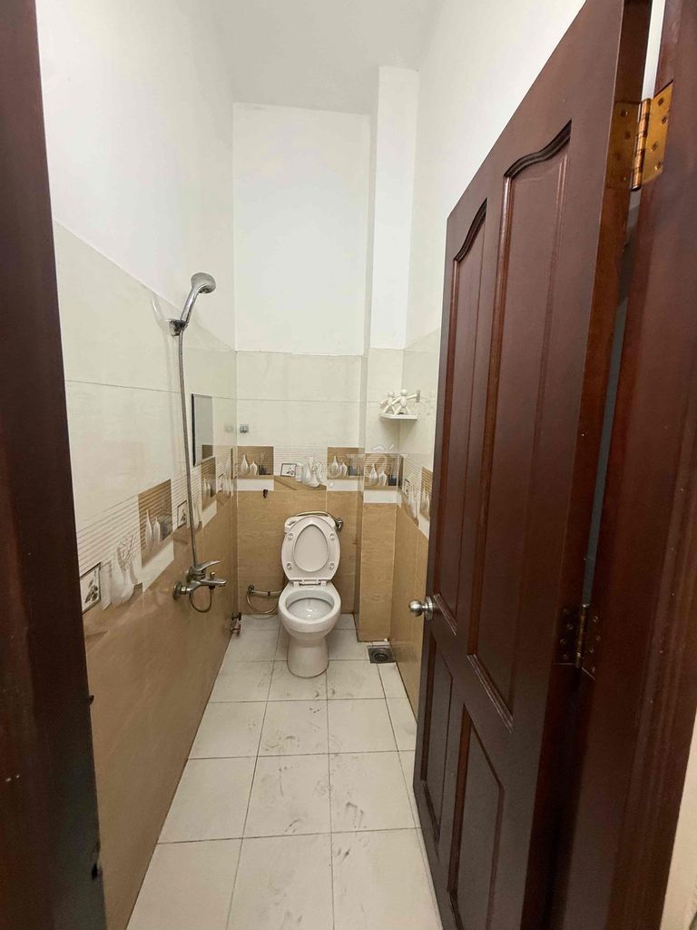 4 x 13m 4th floor bedroom 3 toilets suitable for the business onl