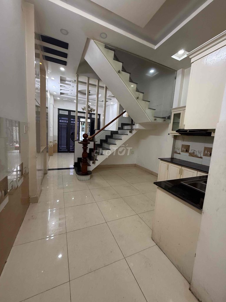 4 x 13m 4th floor bedroom 3 toilets suitable for the business onl
