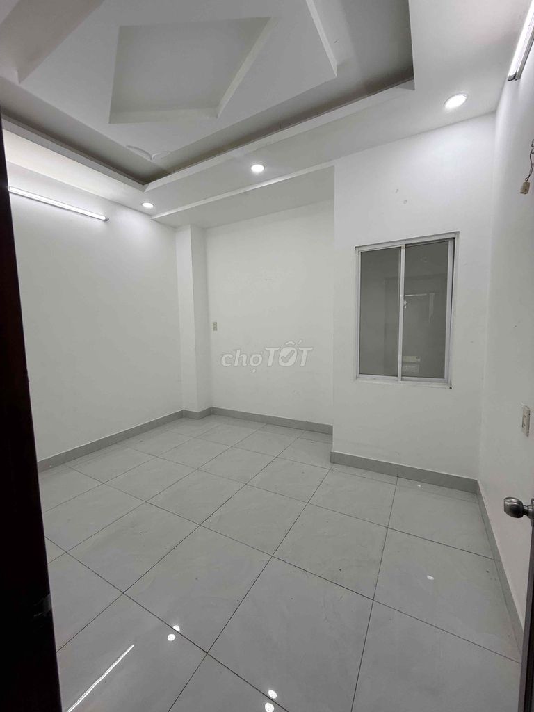 4 x 13m 4th floor bedroom 3 toilets suitable for the business onl