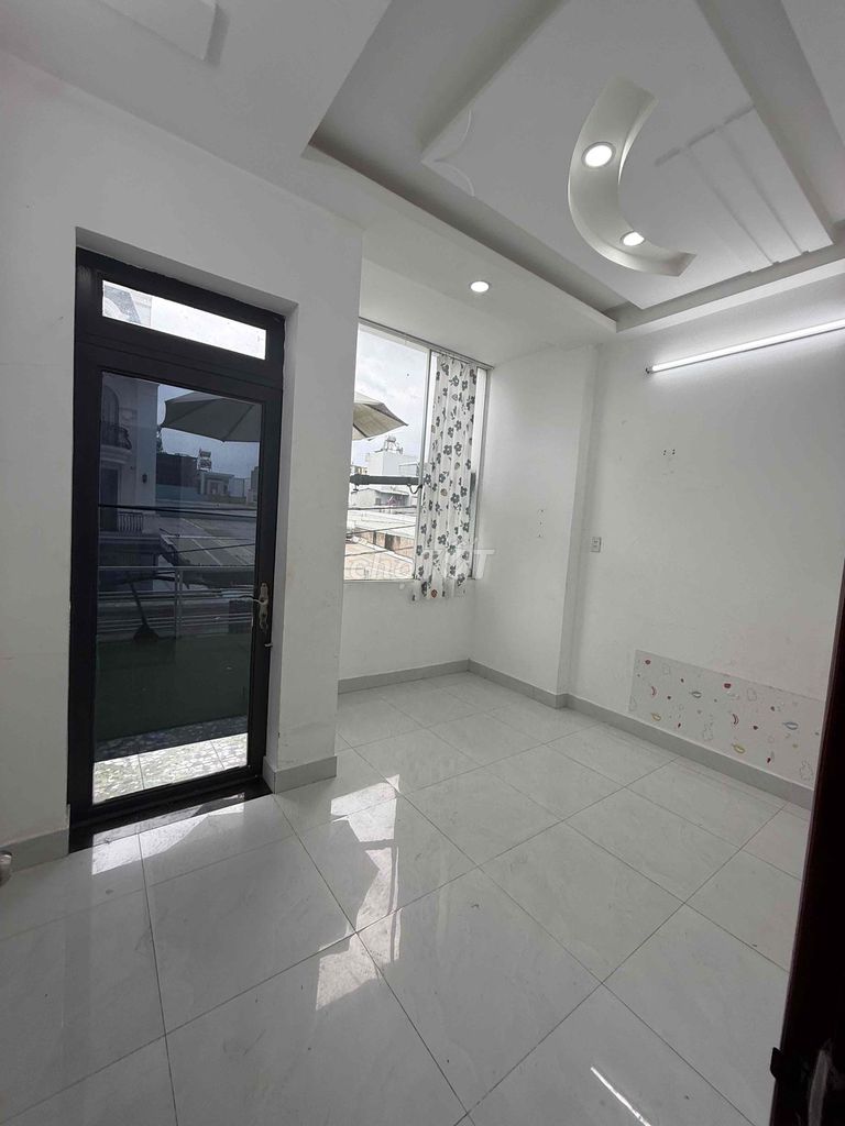 4 x 13m 4th floor bedroom 3 toilets suitable for the business onl