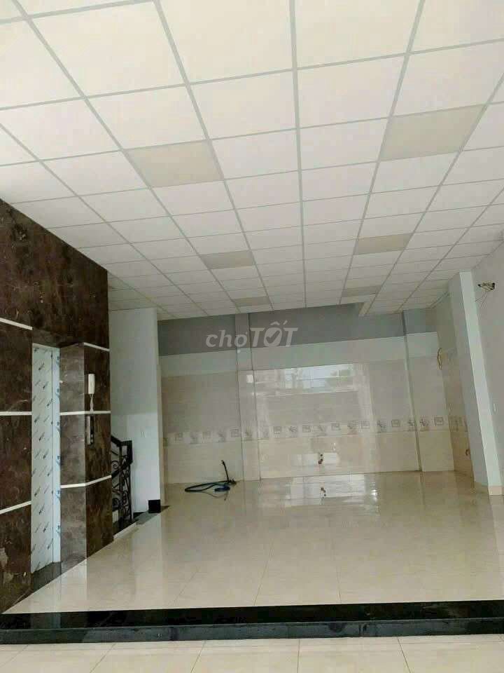 renting a building in cash. 800 meters.