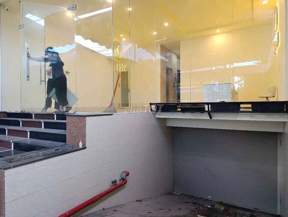 renting a building in cash. 800 meters.