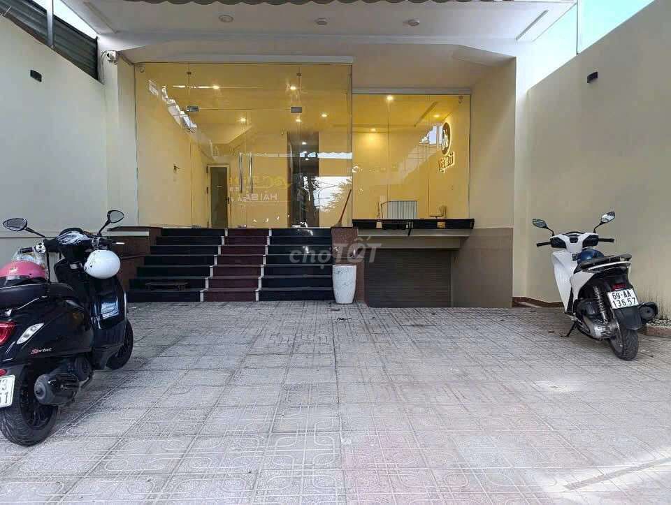 renting a building in cash. 800 meters.