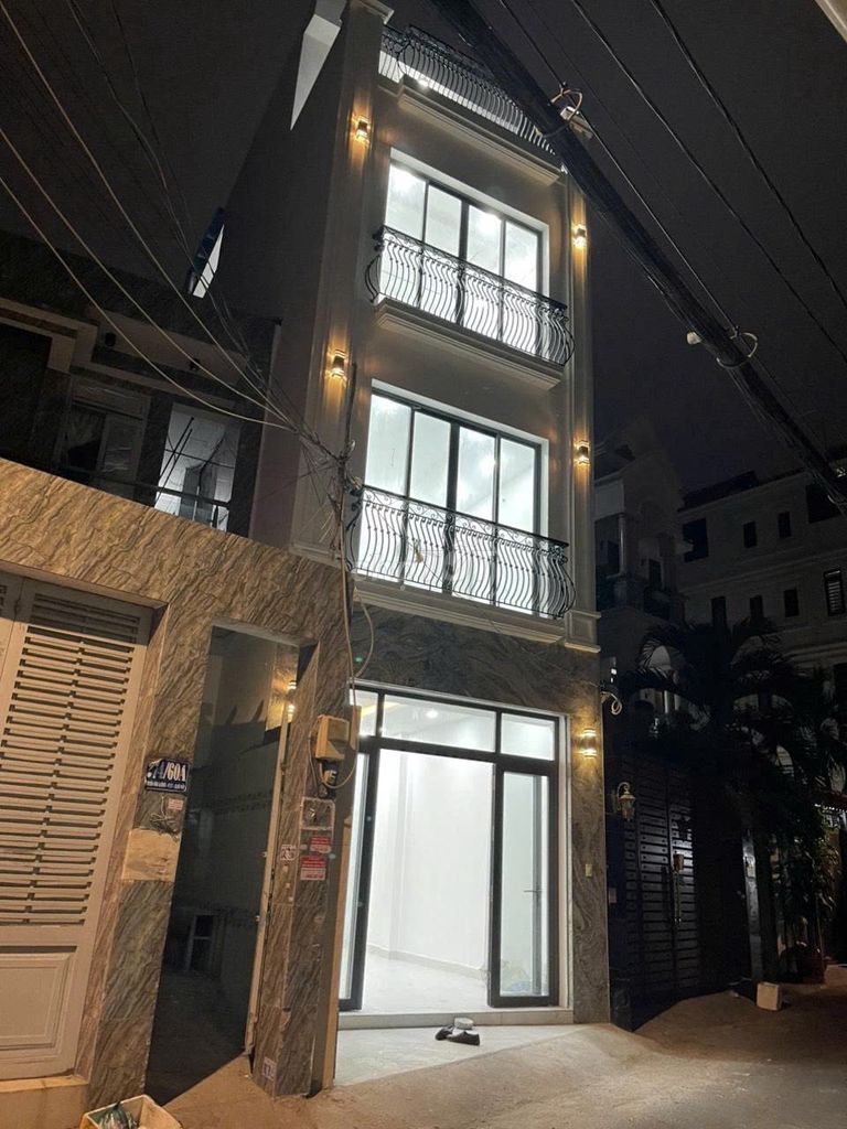 Renting an alley car across from lotte-- Five bedrooms, more than 160 M2, nice st.