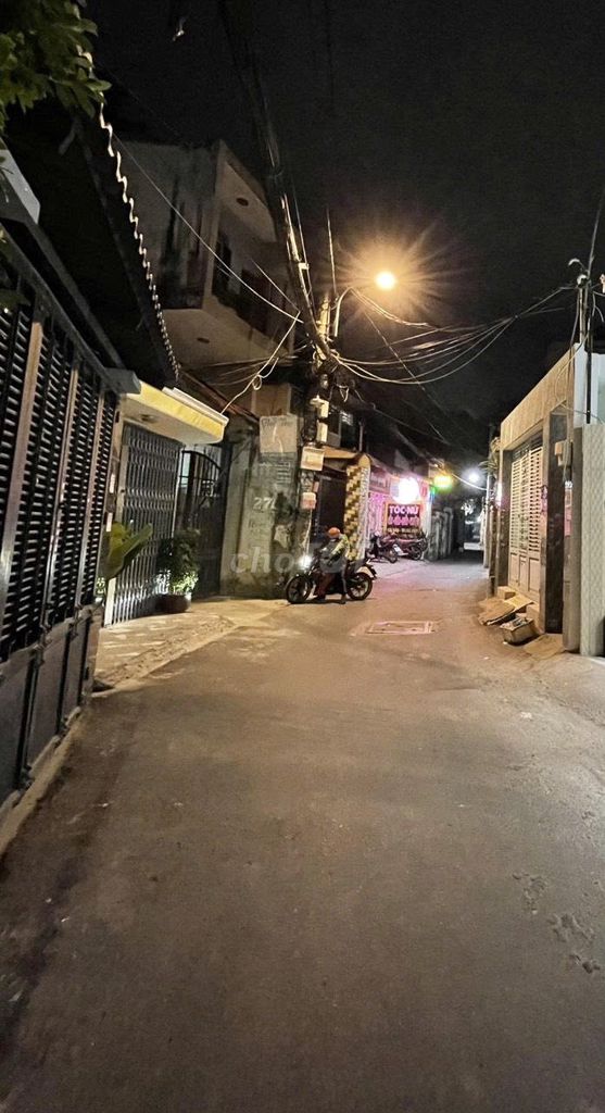Renting an alley car across from lotte-- Five bedrooms, more than 160 M2, nice st.