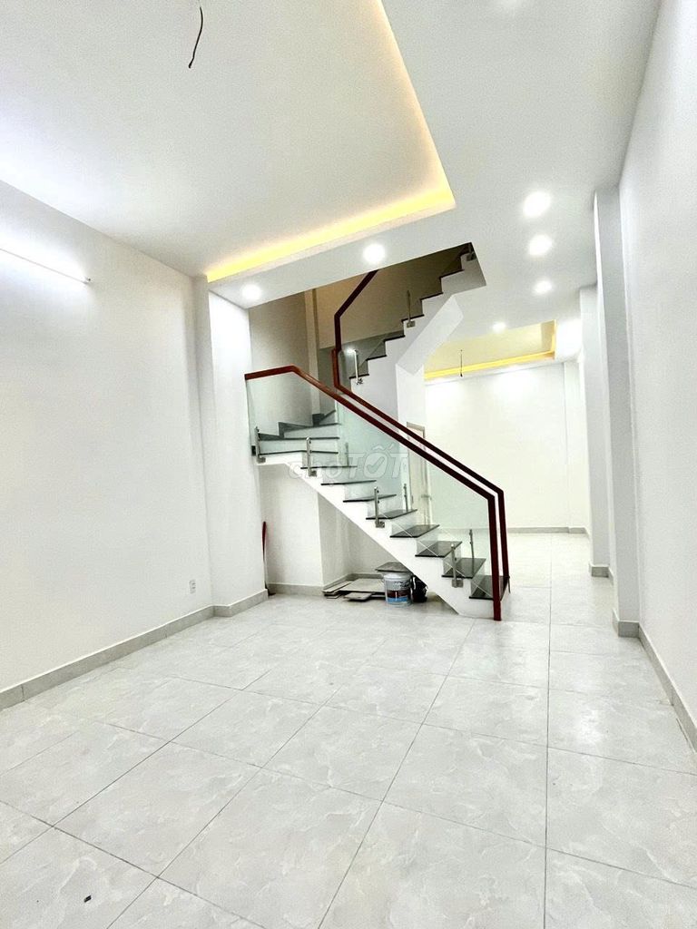 Renting an alley car across from lotte-- Five bedrooms, more than 160 M2, nice st.
