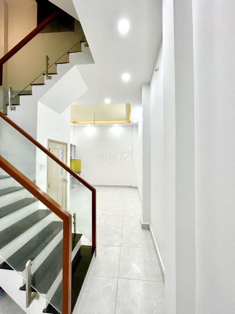 Renting an alley car across from lotte-- Five bedrooms, more than 160 M2, nice st.