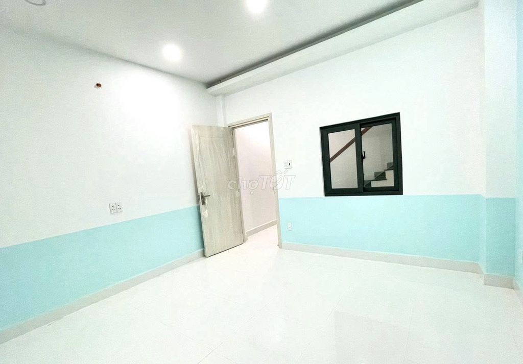 Renting an alley car across from lotte-- Five bedrooms, more than 160 M2, nice st.