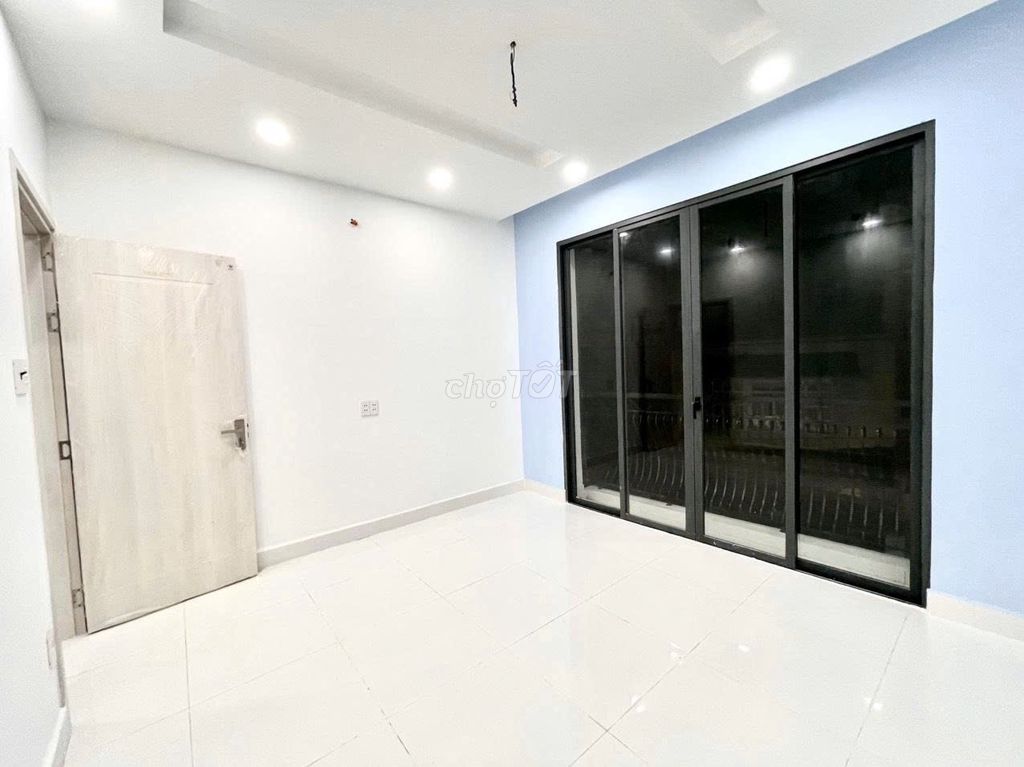 Renting an alley car across from lotte-- Five bedrooms, more than 160 M2, nice st.