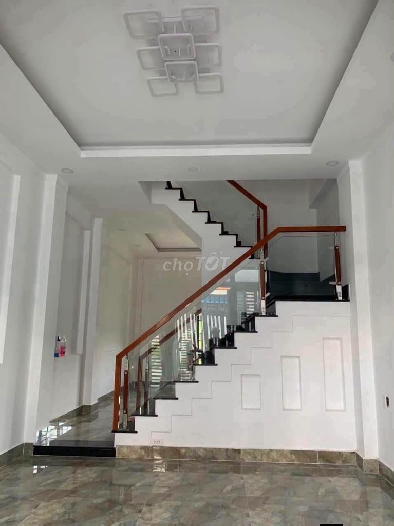 Rent three bedrooms. Three toilets. 47 Trường Lưu.9 million a month.