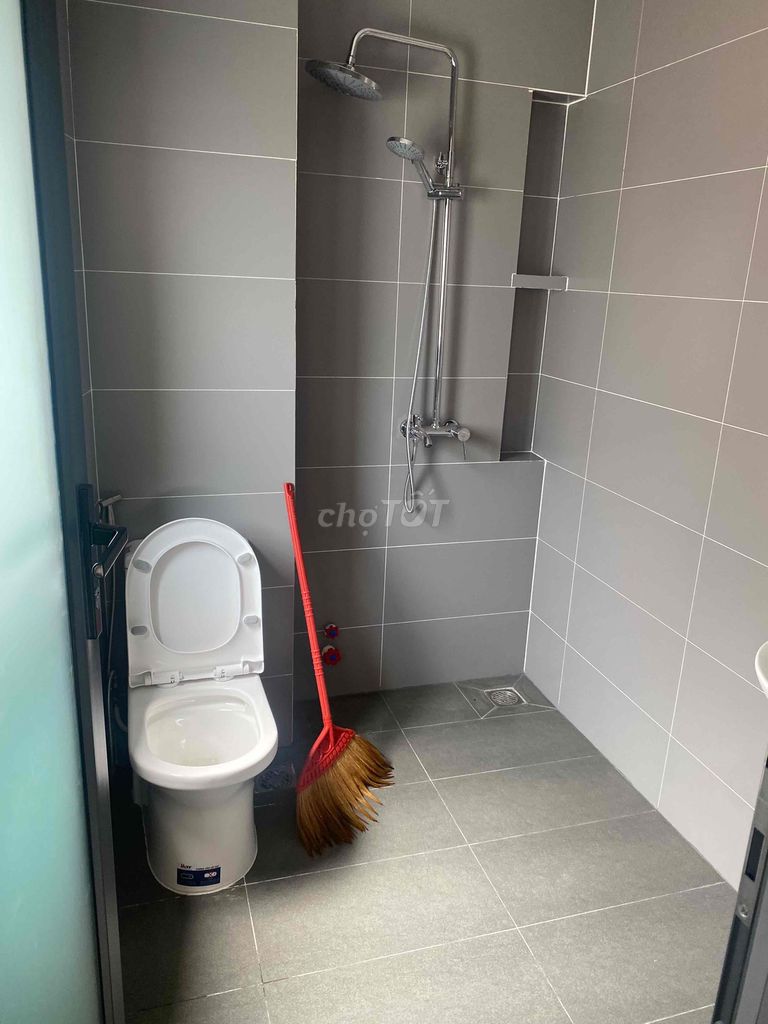 Rent a two-story three-story bedroom. Three toilets in the alley near the metro station.