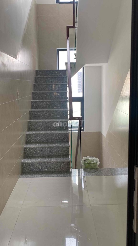 Rent a two-story three-story bedroom. Three toilets in the alley near the metro station.