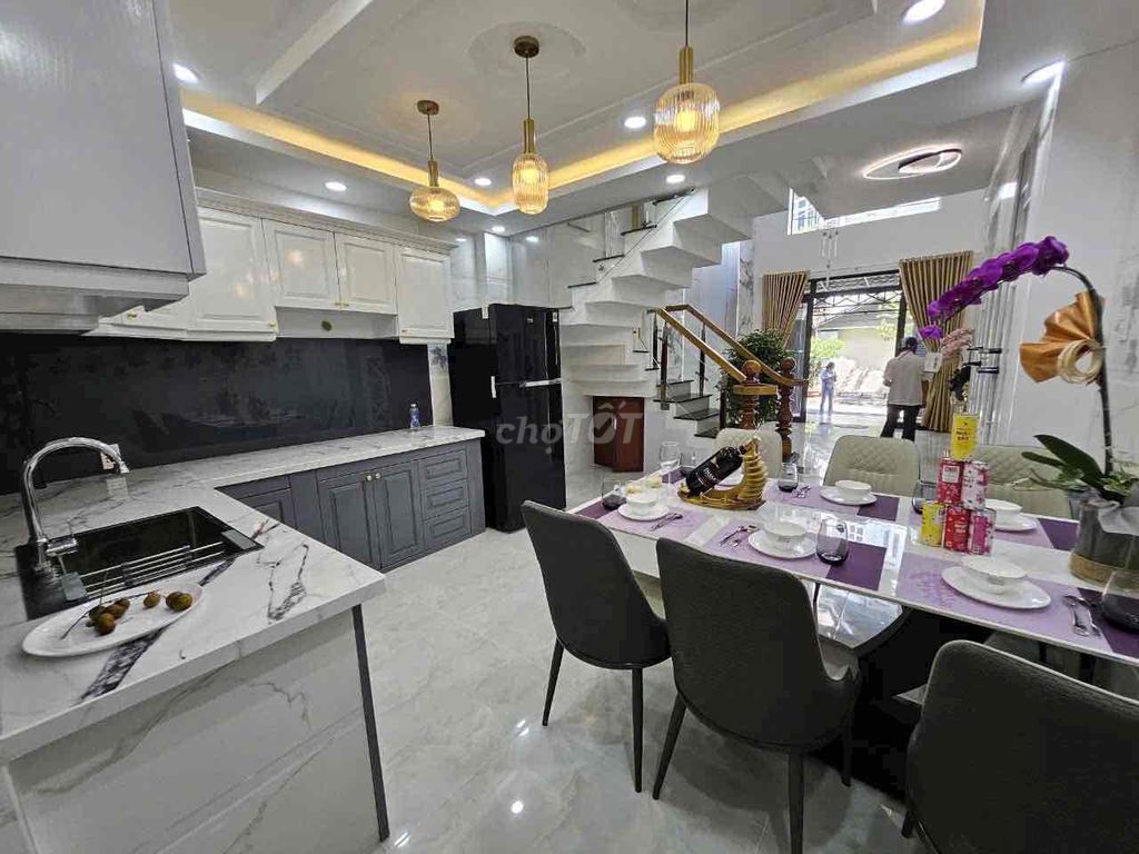 Loader Street: 8 MPhạm Văn Chiêu 4 bedroom 5 bathrooms full of 18 million.