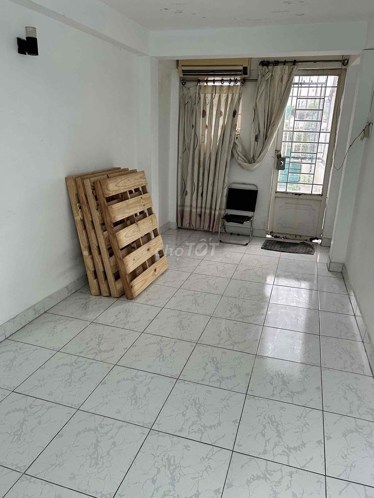 Rent the Originals, 1 M 2 floors, 3 bedrooms 3 car toilets, interior