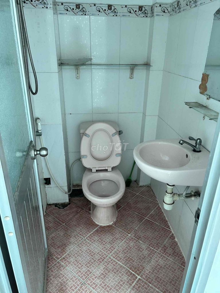 Rent the Originals, 1 M 2 floors, 3 bedrooms 3 car toilets, interior