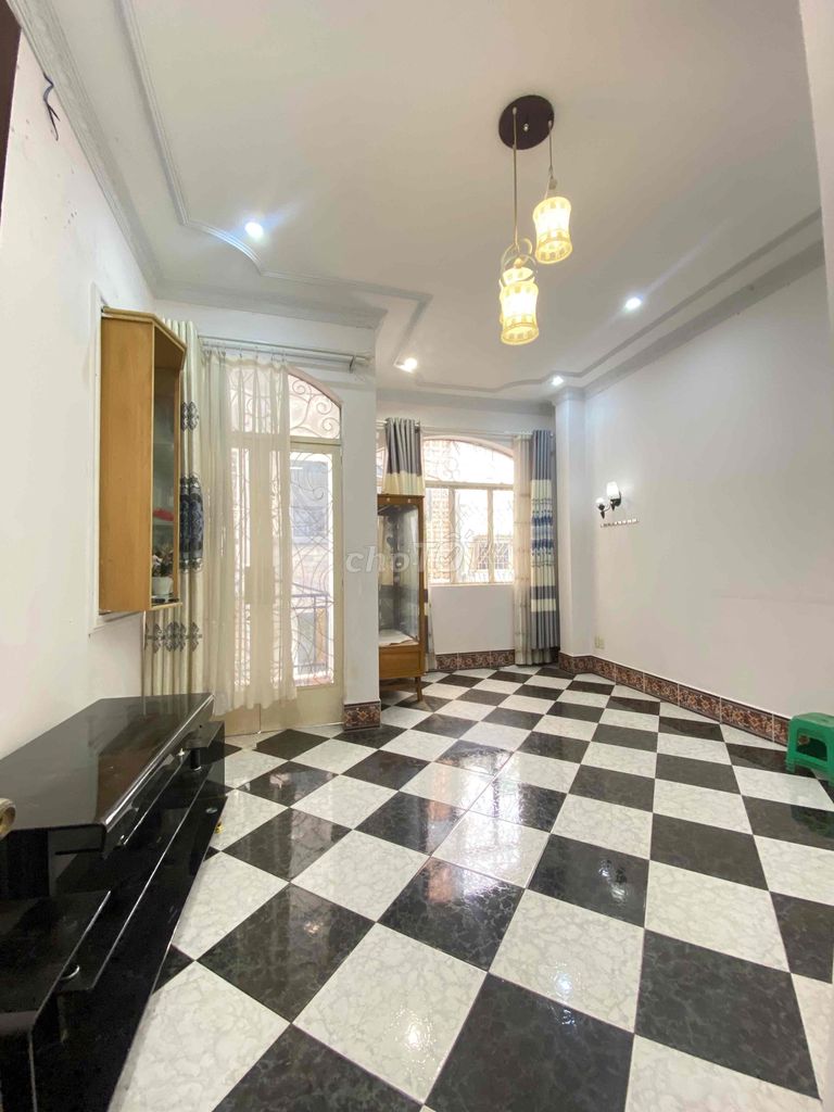 Rent a 5-story Bà Hạt District 10 at 18 million 4 x 11-4 p.m. sleep, 4 toilets, 2-foot alleys.