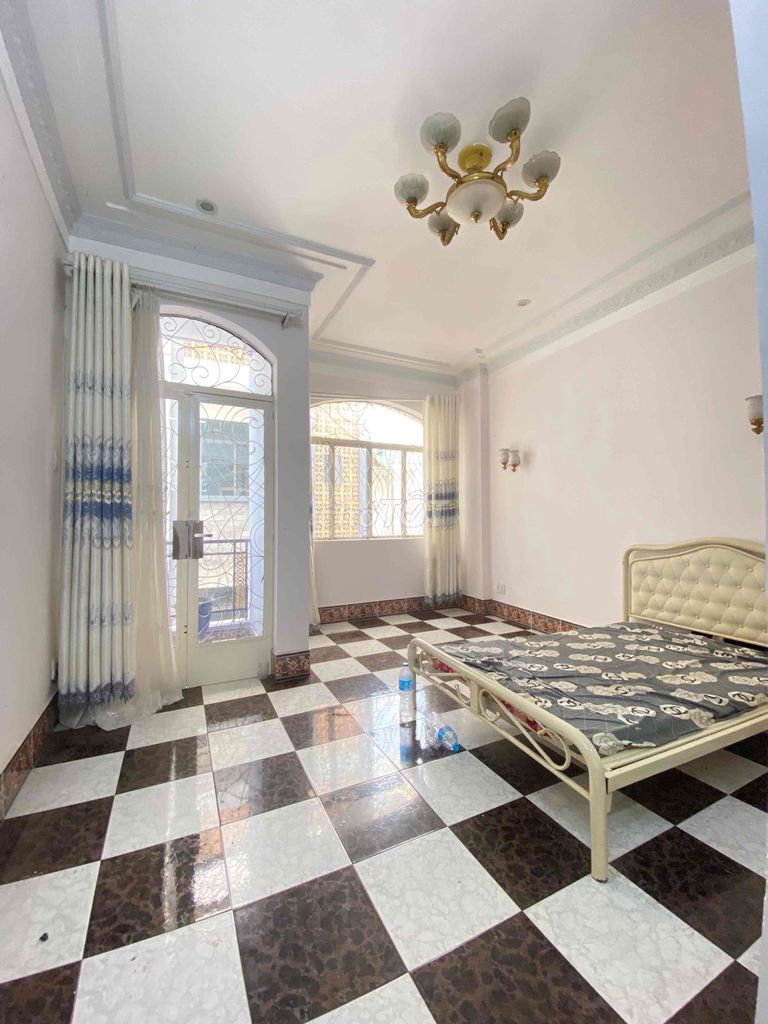 Rent a 5-story Bà Hạt District 10 at 18 million 4 x 11-4 p.m. sleep, 4 toilets, 2-foot alleys.