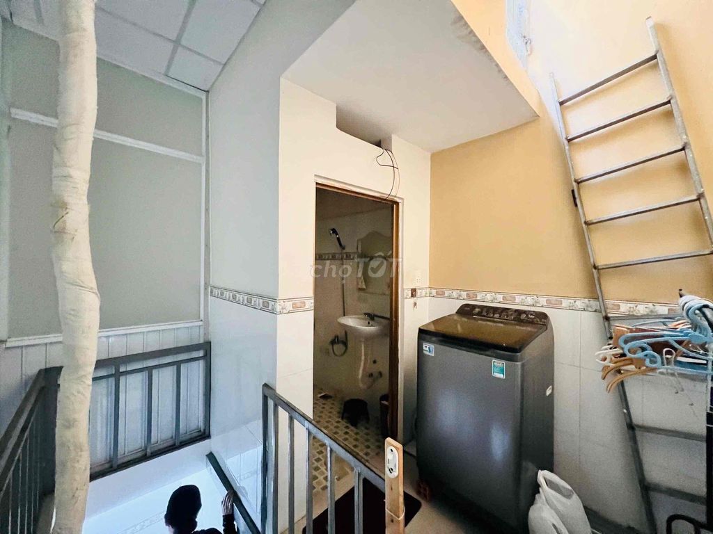 Rent the entire apartment, Airbus, truck alley, business.