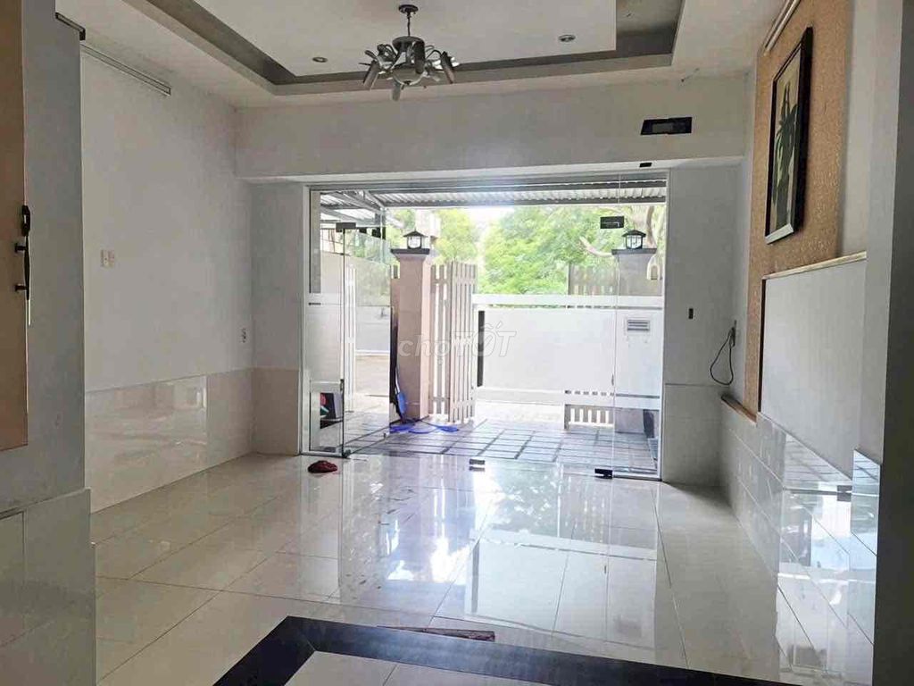 Rent the Kadc helam 5 x22 1 st floor 2th floor four bedroom 4 toilets near metro