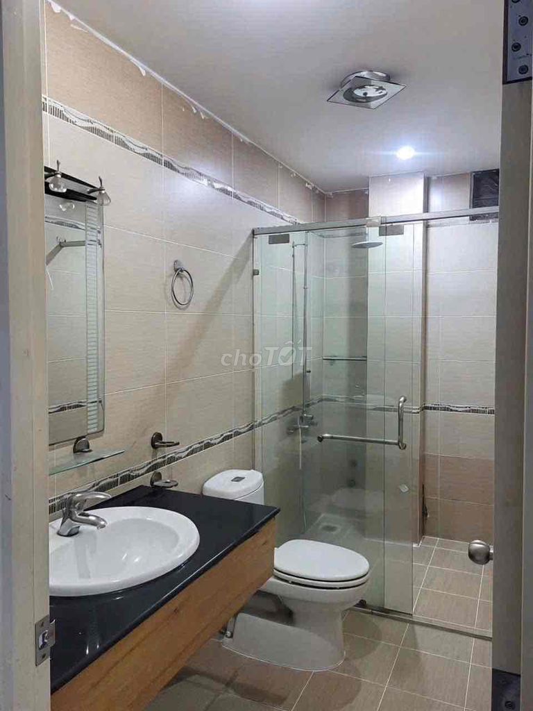 Rent the Kadc helam 5 x22 1 st floor 2th floor four bedroom 4 toilets near metro