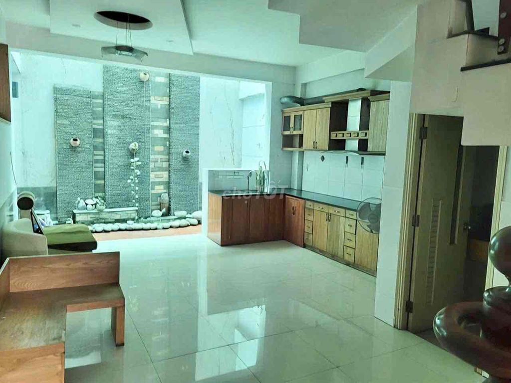 Rent the Kadc helam 5 x22 1 st floor 2th floor four bedroom 4 toilets near metro