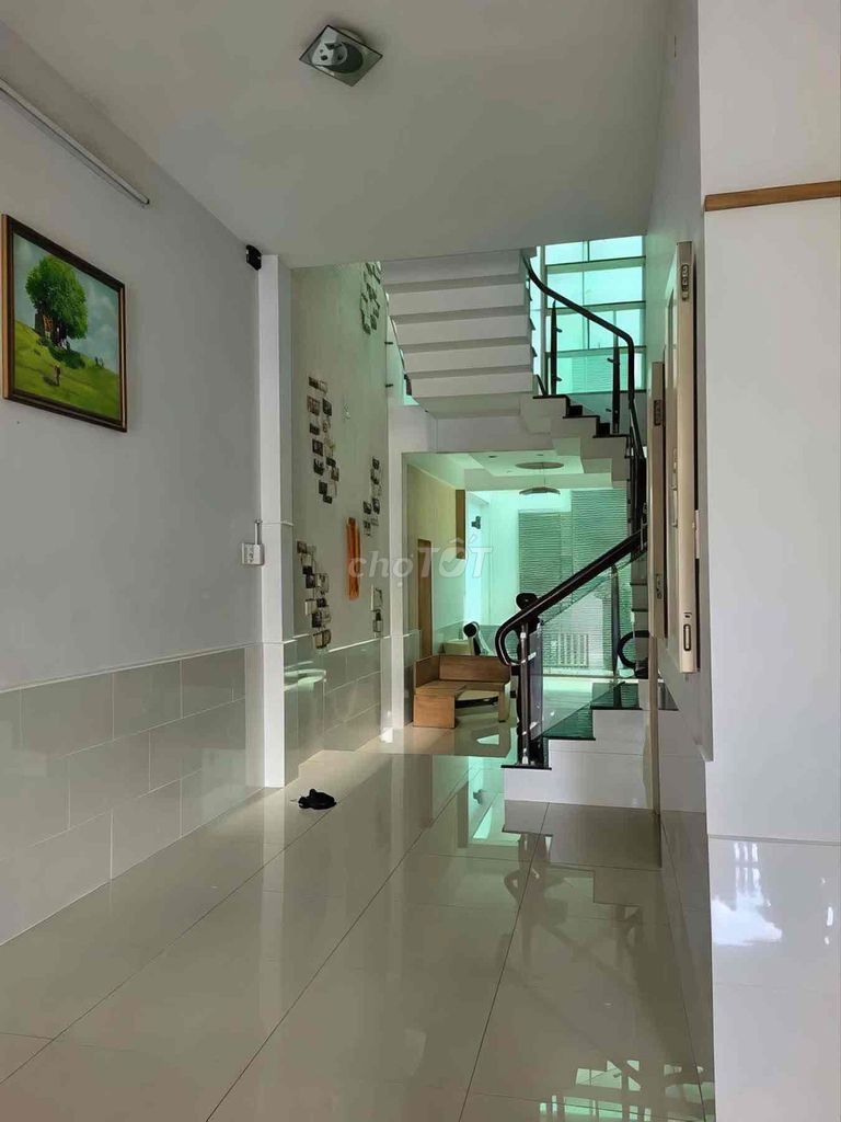 Rent the Kadc helam 5 x22 1 st floor 2th floor four bedroom 4 toilets near metro