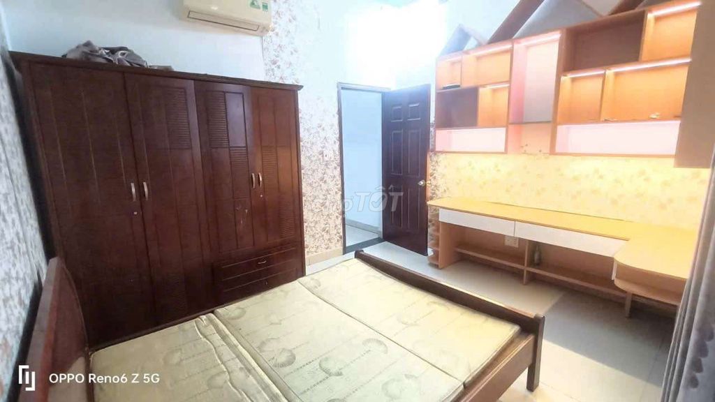 Rent the fun house, where four bedrooms are found. Four toilets cost 12 million.