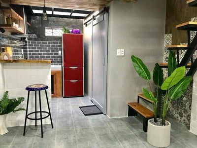 It's the owner of a new one-story rented a whole block of furniture at the center of the hall.