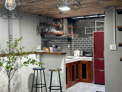 It's the owner of a new one-story rented a whole block of furniture at the center of the hall.