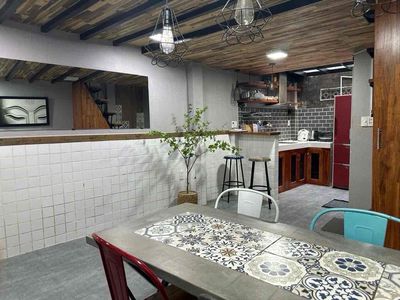 It's the owner of a new one-story rented a whole block of furniture at the center of the hall.