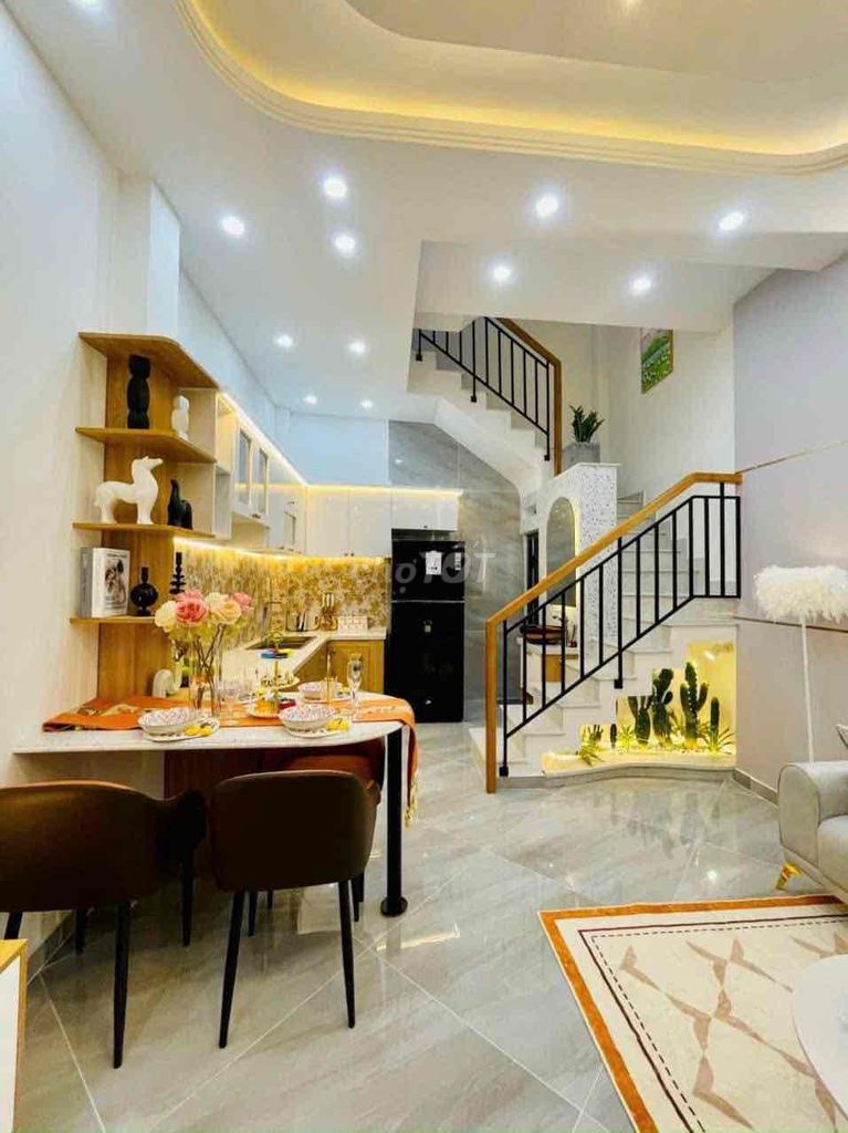 Nice new home hiding out in Thống Nhất (1916).