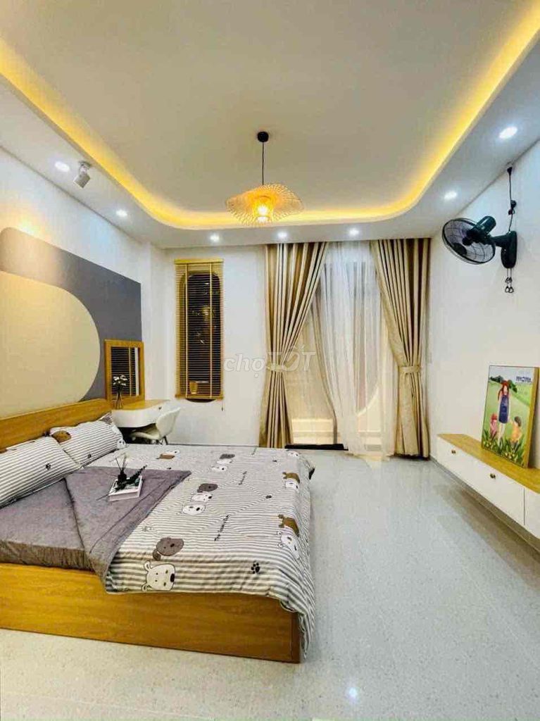 Nice new home hiding out in Thống Nhất (1916).