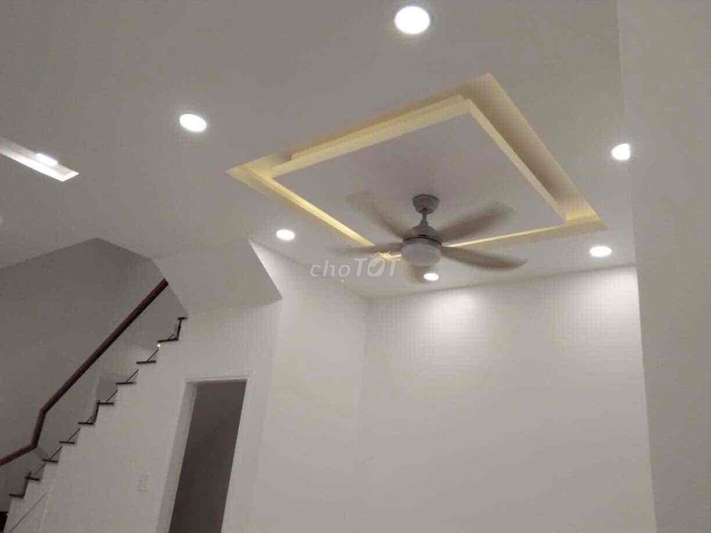 To rent lovera park place 2 floors 3 bedrooms 12 million in charge.
