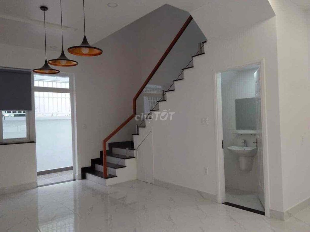 To rent lovera park place 2 floors 3 bedrooms 12 million in charge.