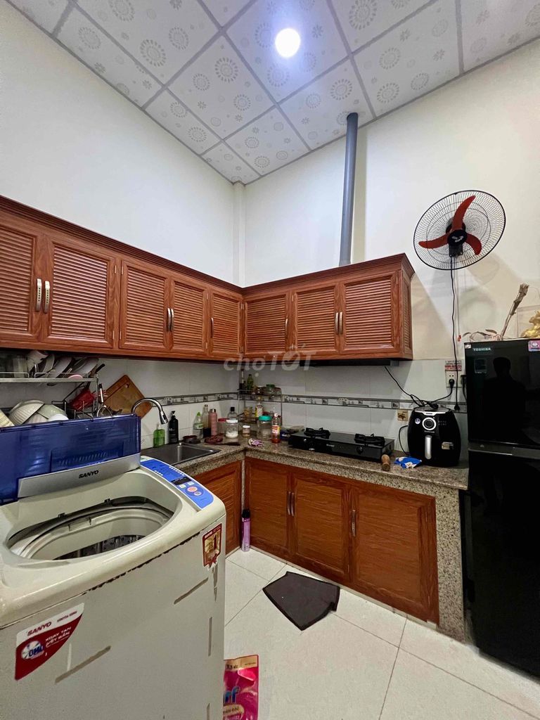 Let's rent a five-foot-two-and-a-half-foot-and-a-half-foot-a-half-a-half-stove bathroom.