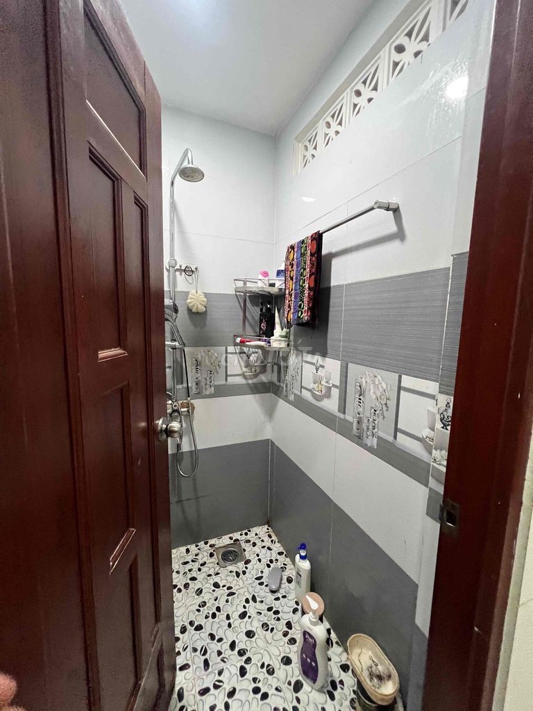 Let's rent a five-foot-two-and-a-half-foot-and-a-half-foot-a-half-a-half-stove bathroom.