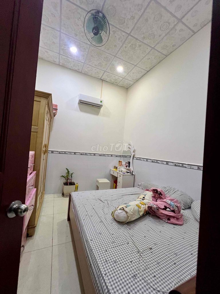 Let's rent a five-foot-two-and-a-half-foot-and-a-half-foot-a-half-a-half-stove bathroom.