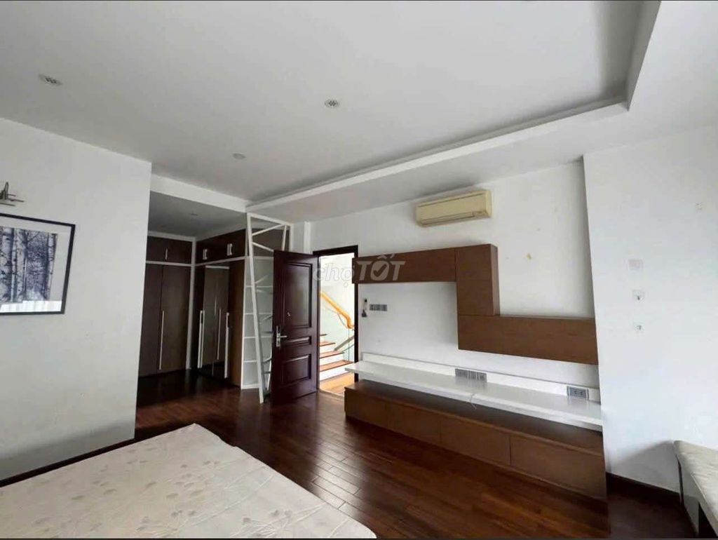 Rent a nice house-- Cao Đức Lân, District 2.