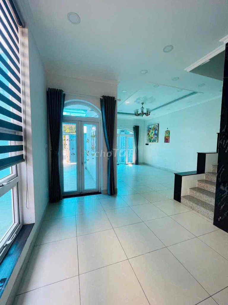 The 1st floor is 8 x 20 meters, including 4 suites.