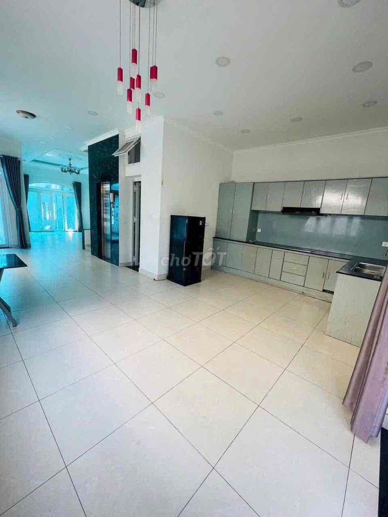 The 1st floor is 8 x 20 meters, including 4 suites.