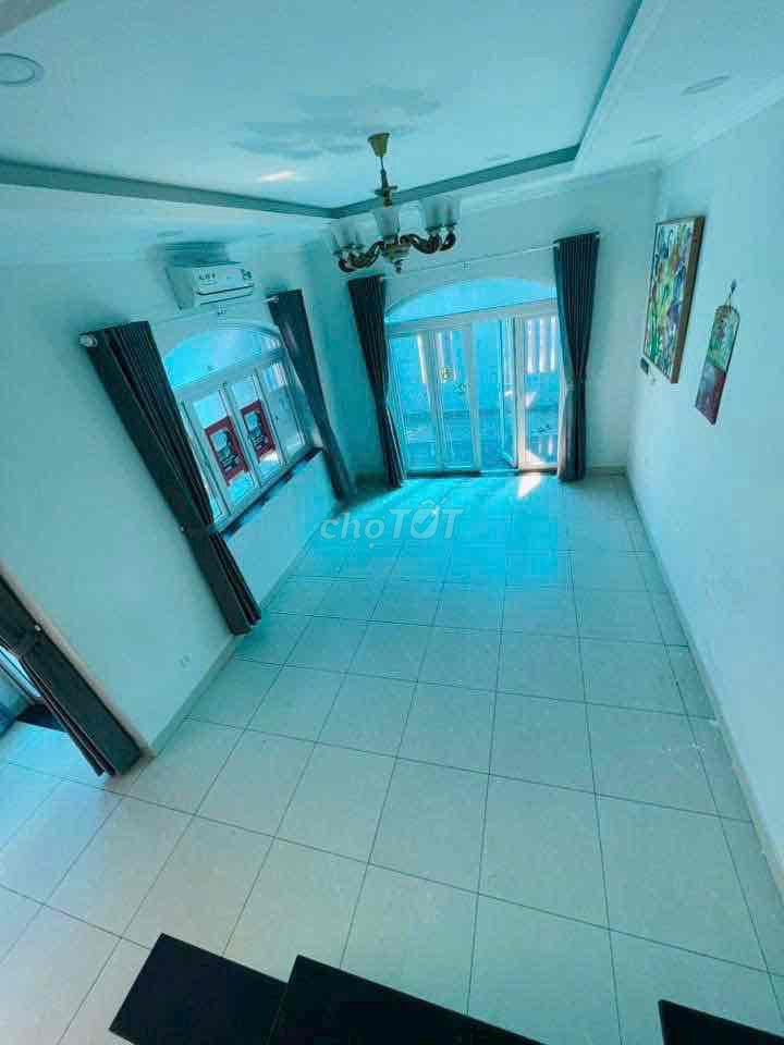 The 1st floor is 8 x 20 meters, including 4 suites.