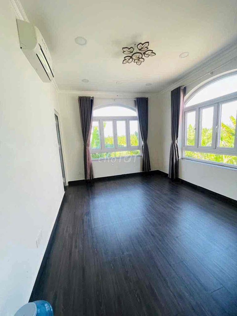 The 1st floor is 8 x 20 meters, including 4 suites.