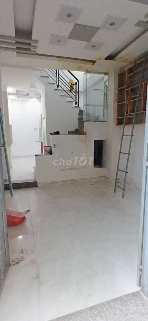 New paint house, 3.5 9, 4 bedroom 3 roof toilets, right at Hung University.